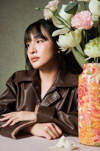 美剧天堂人人影视悬疑犯罪类美剧封面，深夜城市背景配侦探人物剪影